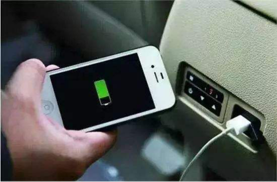 车上充电费油还是费电好，不开车在车里充电好吗